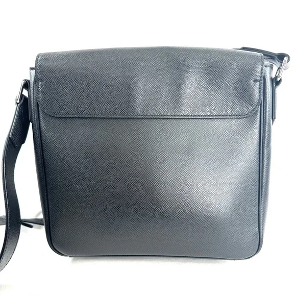 Louis Vuitton District PM Black Taiga Messenger Crossbody Shoulder Bag Dust Bag - Picture 3 of 16